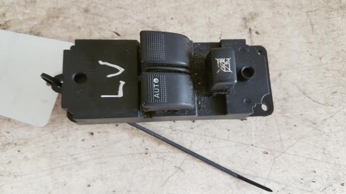Usados Interruptor de ventanilla eléctrica Mazda 2 (NB/NC/ND/NE) 1.4 16V Precio € 25,00 Norma de margen ofrecido por Autodemontagebedrijf Smit