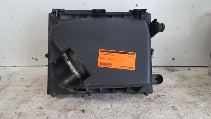 Gebrauchte Luftfiltergehäuse Fiat Croma (194) 2.2 MPI 16V Preis € 15,00 Margenregelung angeboten von Autodemontagebedrijf Smit