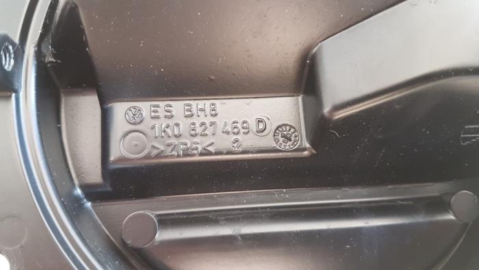 Uchwyt tylnej klapy z Volkswagen Golf V (1K1) 1.6 FSI 16V 2004