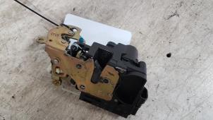 Używane Mechanizm blokady drzwi prawych wersja 2-drzwiowa Chevrolet Kalos (SF48) 1.2 Cena € 20,00 Procedura marży oferowane przez Autodemontagebedrijf Smit
