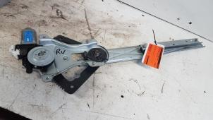 Używane Mechanizm szyby prawej przedniej wersja 2-drzwiowa Chevrolet Kalos (SF48) 1.2 Cena € 20,00 Procedura marży oferowane przez Autodemontagebedrijf Smit