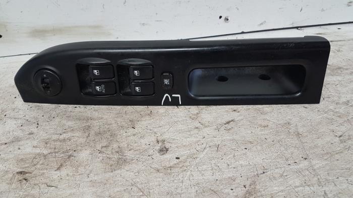 Usados Interruptor combinado de ventanillas Kia Carens II (FJ) 1.8i 16V Precio € 25,00 Norma de margen ofrecido por Autodemontagebedrijf Smit