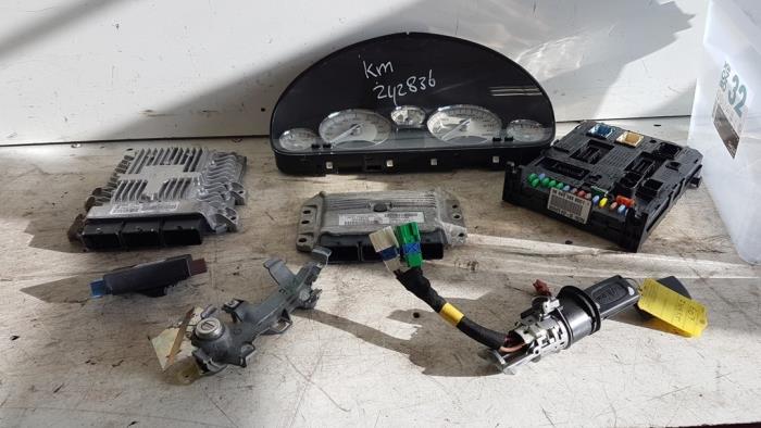 Used Ignition lock + computer Peugeot 607 (9D/U) 2.7 HDi V6 24V Price on request offered by Autodemontagebedrijf Smit