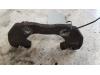 Front brake calliperholder, left from a Ford Transit Connect, 2002 / 2013 1.8 TDCi 90, Delivery, Diesel, 1.753cc, 66kW (90pk), FWD, R3PA; EURO4, 2006-12 / 2013-12 2008