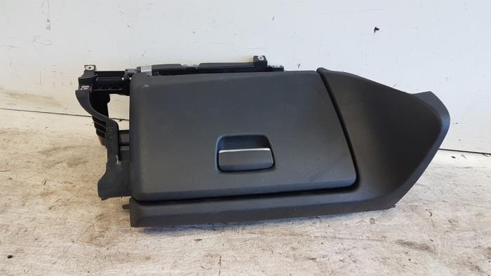 Begagnade Handskfack BMW 1 serie (E81) 118d 16V Pris € 20,00 Marginaltabell erbjuds av Autodemontagebedrijf Smit