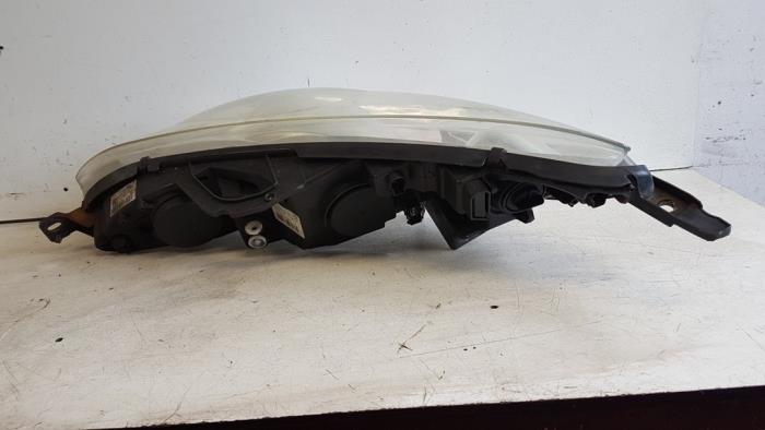 Headlight, right from a Peugeot 407 SW (6E) 1.8 16V 2004