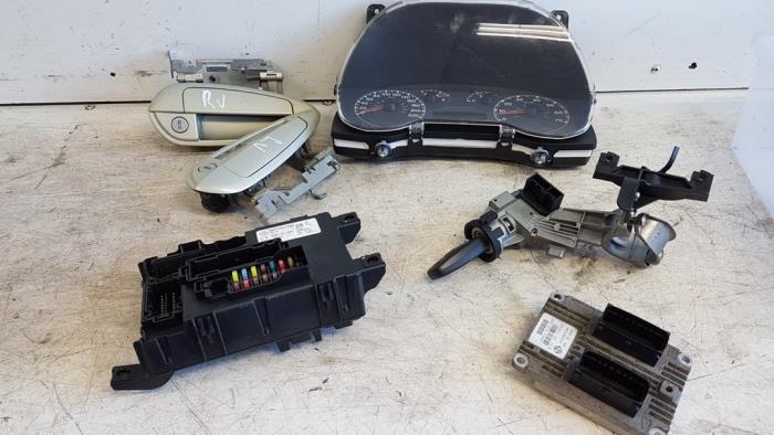 Used Ignition lock + computer Fiat Grande Punto (199) 1.4 Price € 125,00 Margin scheme offered by Autodemontagebedrijf Smit