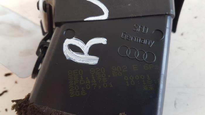 Grille aération tableau de bord d'un Audi A4 (B6) 2.0 20V 2001
