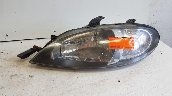 Używane Reflektor lewy Chevrolet Lacetti (KLAN) 1.4 16V Cena € 30,00 Procedura marży oferowane przez Autodemontagebedrijf Smit