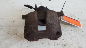 Used Front brake calliper, right Peugeot 207/207+ (WA/WC/WM) 1.6 HDi 16V Price € 20,00 Margin scheme offered by Autodemontagebedrijf Smit