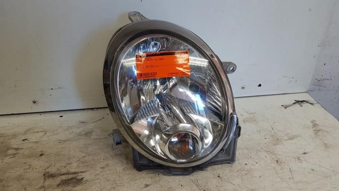 Używane Reflektor prawy Daihatsu Trevis 1.0 12V DVVT Cena € 65,00 Procedura marży oferowane przez Autodemontagebedrijf Smit