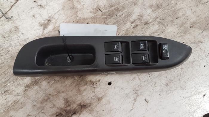 Używane Przelacznik combi okienny Daihatsu Trevis 1.0 12V DVVT Cena € 20,00 Procedura marży oferowane przez Autodemontagebedrijf Smit