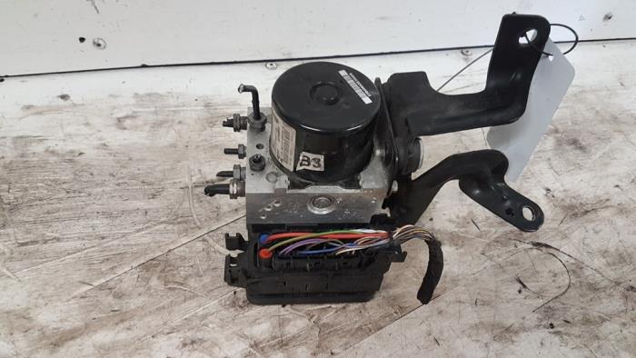 Begagnade ABS-pump Ford Fiesta 6 (JA8) 1.6 TDCi 16V ECOnetic Pris € 35,00 Marginaltabell erbjuds av Autodemontagebedrijf Smit