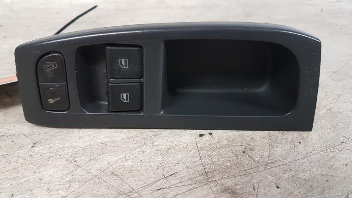 Usados Interruptor combinado de ventanillas Volkswagen Fox (5Z) 1.2 Precio € 10,00 Norma de margen ofrecido por Autodemontagebedrijf Smit