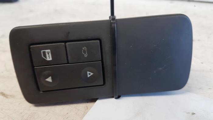 Usados Interruptor combinado de ventanillas Opel Signum (F48) 2.2 DGI 16V Precio € 20,00 Norma de margen ofrecido por Autodemontagebedrijf Smit