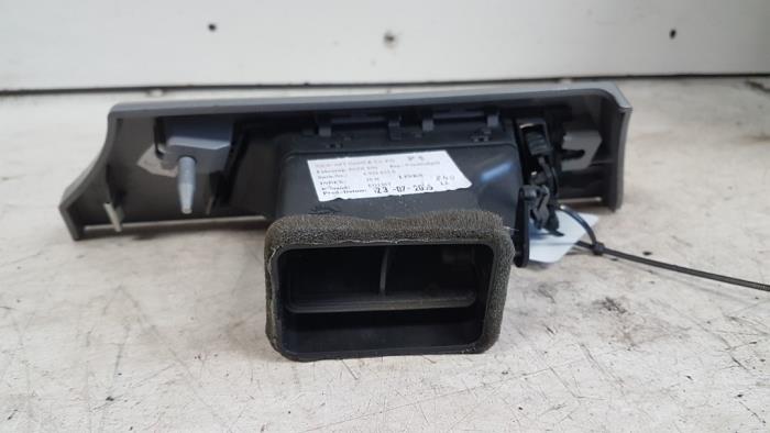 Dashboard vent from a BMW 3 serie (E90) 325i 24V 2005