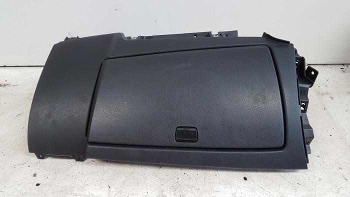 Begagnade Handskfack BMW 1 serie (E87/87N) 118i 16V Pris € 20,00 Marginaltabell erbjuds av Autodemontagebedrijf Smit