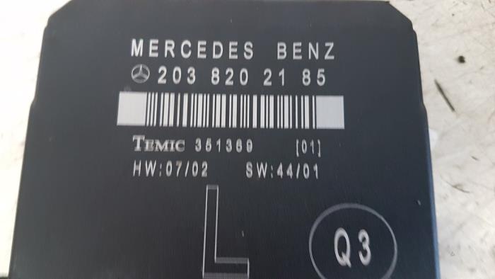 Módulo de cierre centralizado de un Mercedes-Benz C (W203) 1.8 C-180K 16V 2003