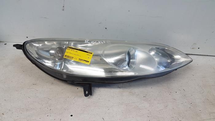 Headlight, right from a Peugeot 407 (6D) 2.0 16V 2004