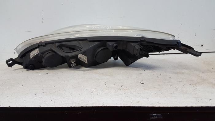 Headlight, right from a Peugeot 407 (6D) 2.0 16V 2004
