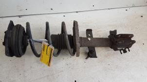 Used Front shock absorber rod, right Renault Clio III (BR/CR) 1.2 16V 75 Price € 25,00 Margin scheme offered by Autodemontagebedrijf Smit