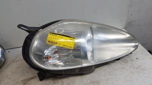 Używane Reflektor prawy Fiat Grande Punto (199) 1.4 Cena € 45,00 Procedura marży oferowane przez Autodemontagebedrijf Smit
