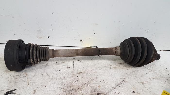 Front drive shaft, left from a Audi A3 (8P1) 2.0 16V FSI 2003