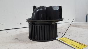 Usados Motor de ventilador de calefactor Audi A3 (8P1) 2.0 16V FSI Precio € 15,00 Norma de margen ofrecido por Autodemontagebedrijf Smit