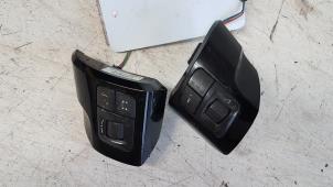 Usados Interruptor de mando de volante Opel Astra H SW (L35) 1.6 16V Twinport Precio € 20,00 Norma de margen ofrecido por Autodemontagebedrijf Smit