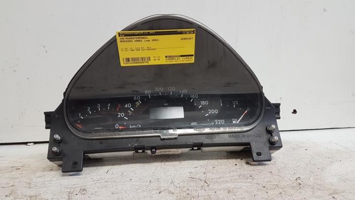 Instrument panel from a Mercedes-Benz Vaneo (W414) 1.7 CDI 16V 2002