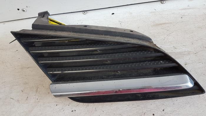 Begagnade Grill Nissan Primera Traveller (W12) 1.8 16V Pris € 20,00 Marginaltabell erbjuds av Autodemontagebedrijf Smit