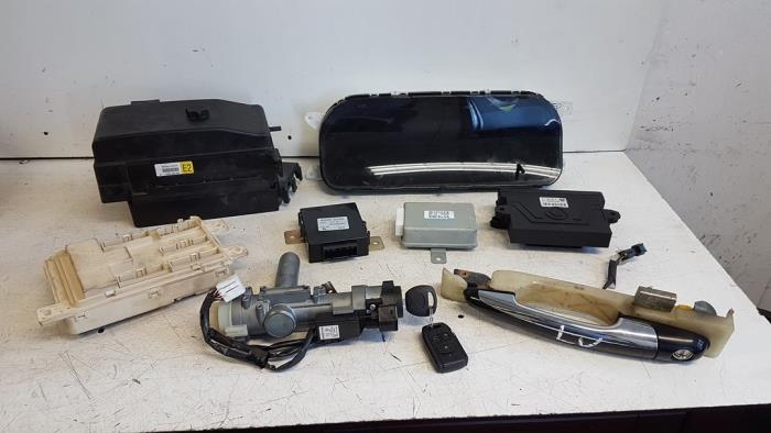 Used Ignition lock + computer Kia Opirus 3.5 V6 24V Price on request offered by Autodemontagebedrijf Smit