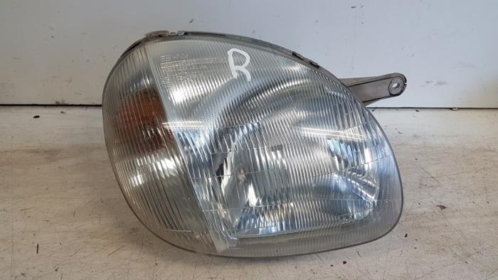 Używane Reflektor prawy Hyundai Atos 1.0 12V Cena € 20,00 Procedura marży oferowane przez Autodemontagebedrijf Smit