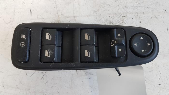 Usados Interruptor combinado de ventanillas Citroen C4 Grand Picasso (UA) 1.6 16V THP Sensodrive,GT THP Precio € 25,00 Norma de margen ofrecido por Autodemontagebedrijf Smit
