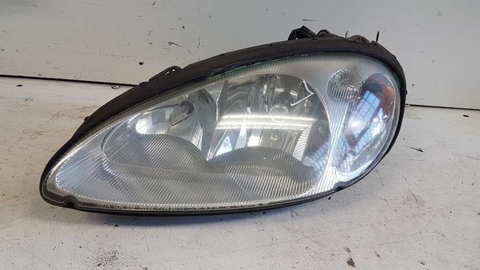 Używane Reflektor lewy Chrysler PT Cruiser 2.0 16V Cena € 30,00 Procedura marży oferowane przez Autodemontagebedrijf Smit