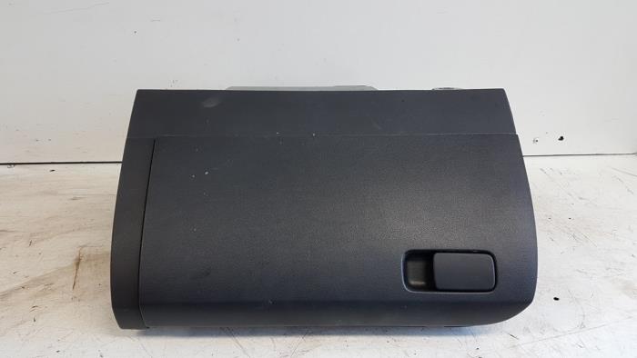 Begagnade Handskfack Volkswagen Polo V (6R) 1.2 TDI 12V BlueMotion Pris € 65,00 Marginaltabell erbjuds av Autodemontagebedrijf Smit
