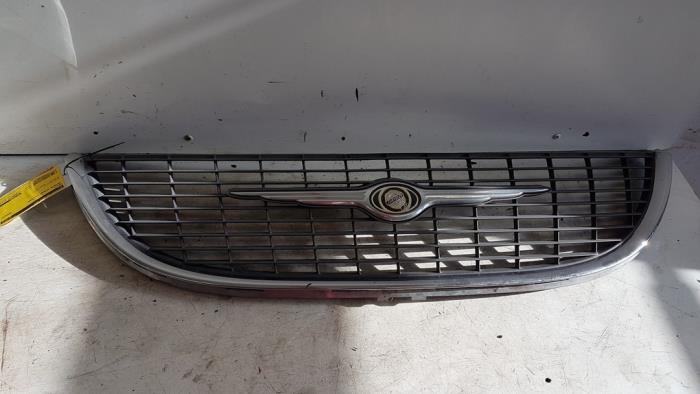 Używane Grill Chrysler Voyager/Grand Voyager (RG/RS) 2.4 16V Cena € 25,00 Procedura marży oferowane przez Autodemontagebedrijf Smit
