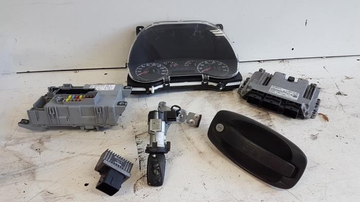 Used Ignition lock + computer Peugeot Bipper (AA) 1.4 HDi Price € 150,00 Margin scheme offered by Autodemontagebedrijf Smit