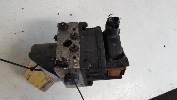 Begagnade ABS-pump Jaguar X-type 2.5 V6 24V Pris € 70,00 Marginaltabell erbjuds av Autodemontagebedrijf Smit
