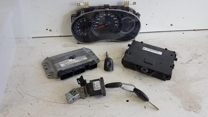 Used Ignition lock + computer Renault Kangoo Express (FW) 1.6 Price € 200,00 Margin scheme offered by Autodemontagebedrijf Smit