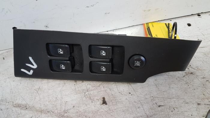 Usados Interruptor combinado de ventanillas Chevrolet Aveo (256) 1.4 16V Precio € 30,00 Norma de margen ofrecido por Autodemontagebedrijf Smit