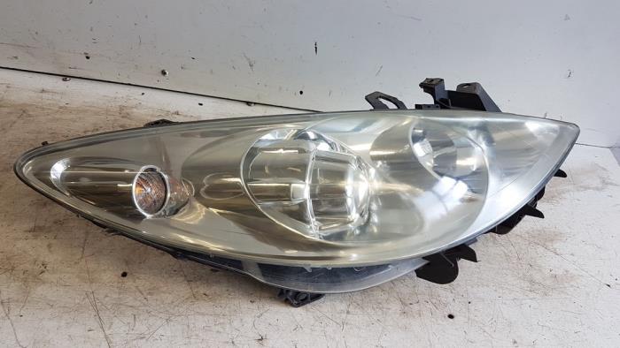 Używane Reflektor prawy Peugeot 307 CC (3B) 2.0 HDIF 16V Cena € 60,00 Procedura marży oferowane przez Autodemontagebedrijf Smit