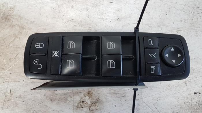 Usados Interruptor combinado de ventanillas Mercedes A (W169) 2.0 A-200 5-Drs. Precio € 30,00 Norma de margen ofrecido por Autodemontagebedrijf Smit