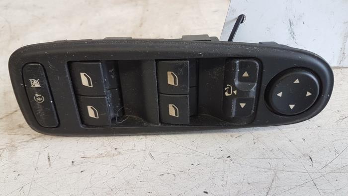 Usados Interruptor combinado de ventanillas Citroen C4 Grand Picasso (UA) 1.6 16V THP Sensodrive,GT THP Precio € 25,00 Norma de margen ofrecido por Autodemontagebedrijf Smit