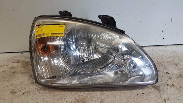 Używane Reflektor prawy Kia Carens I (FC/FJ) 2.0i CVVT 16V Cena € 35,00 Procedura marży oferowane przez Autodemontagebedrijf Smit