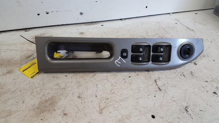Usados Interruptor combinado de ventanillas Kia Carens I (FC/FJ) 2.0i CVVT 16V Precio € 25,00 Norma de margen ofrecido por Autodemontagebedrijf Smit