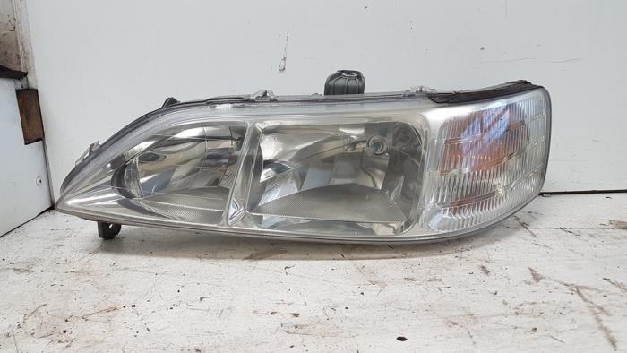Używane Reflektor lewy Honda Accord (CG/CH/CL) 1.8i 16V Cena € 35,00 Procedura marży oferowane przez Autodemontagebedrijf Smit