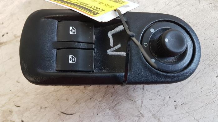 Używane Przelacznik combi okienny Renault Master II (ED/HD/UD) 2.5 dCi 120 FAP Cena € 35,00 Procedura marży oferowane przez Autodemontagebedrijf Smit