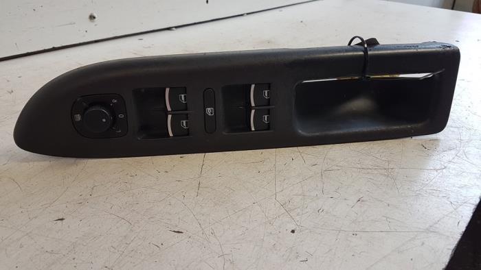 Usados Interruptor combinado de ventanillas Volkswagen Golf Plus (5M1/1KP) 1.4 16V Precio € 15,00 Norma de margen ofrecido por Autodemontagebedrijf Smit