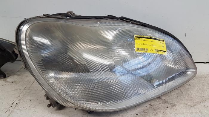 Używane Reflektor prawy Mercedes S (W220) 3.2 S-320 18V Cena € 65,00 Procedura marży oferowane przez Autodemontagebedrijf Smit